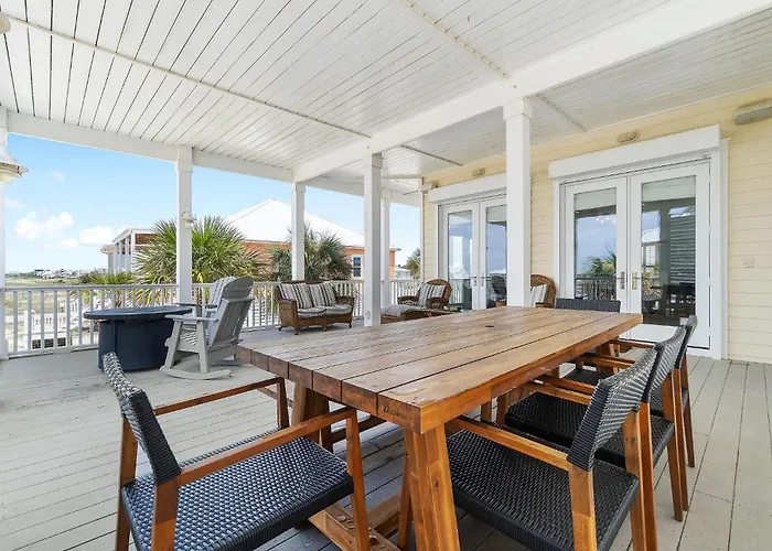 Whispering Palms House Holiday home *