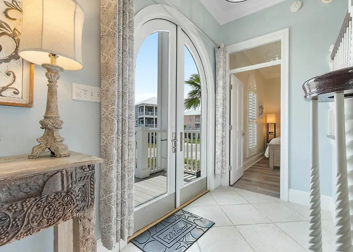 Whispering Palms House Holiday home *